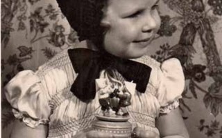 LAPSI / Myssypäinen pieni tyttö ja soittorasia. 1940-l.