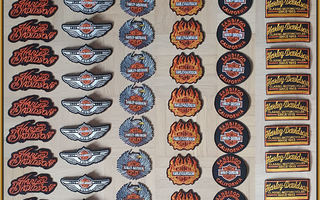 10 - 13 kpl Harley-Davidson kangasmerkkejä per "viuhka"