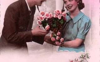 ART DECO / Suloinen tyttö saa mieheltä ruusuja. 1940-l.