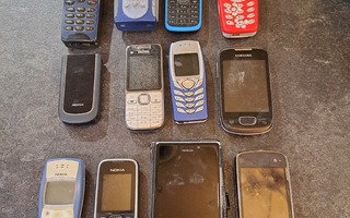 12 kpl matkapuhelimia Nokia yms.