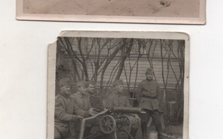 Kaksi vanhaa konekiväärimiesten valokuvaa