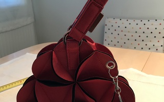 Punainen käsilaukku