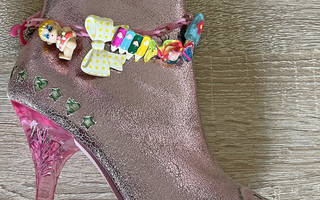 Myydään naisten Irregular Choice "charm ankle boots" koko 37