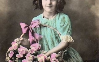 LAPSI / Viehättävä pieni tyttö ja ihana ruusukori. 1900-l.