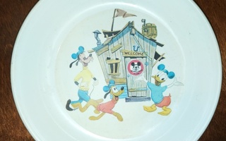 Vanha Sarvis lasten lautanen Walt Disney kuvituksella.