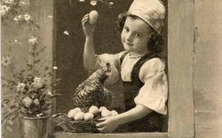 LAPSI / Suloinen tyttö ikkunassa, kana ja munia. 1900-l.