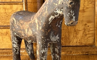 Talonpoikaisantiikkia, vanha puinen hevonen