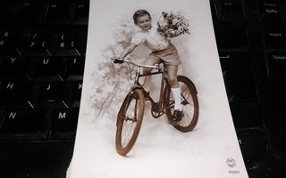 Polkupyörä ja Poika Kukkasineen v.1942 PK97
