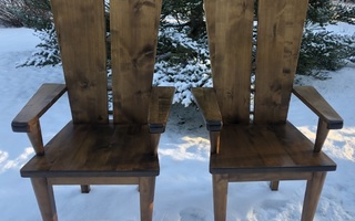 "Valtaistuinpari"- kaksi kookasta tuolia
