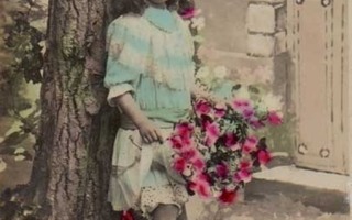 LAPSI / Viehättävä pieni tyttö ja kukkia puun alla. 1900-l.
