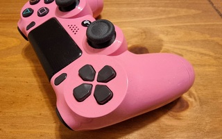 Vaaleanpunainen PS4 dualshock peliohjain