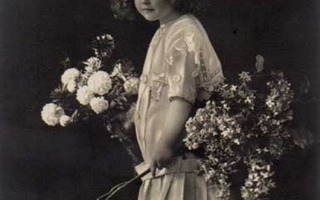 LAPSI / Suloinen tyttö satiinimekossa ja kukkia. 1900-l.