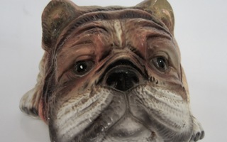 Makaava keramiikkainen Bulldog, pituus n. 16 cm