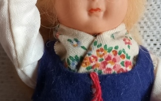 Vanha nukke: Dollytex -nukke kansallispuvussa/ n.19 cm