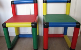 Värikkäät muoviset nojatuolit
