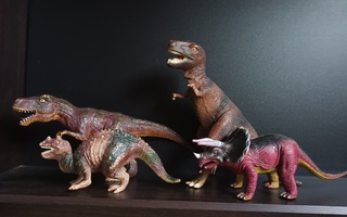 4 kpl dinosauruksia