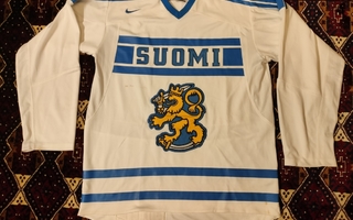 Suomi / Leijonat pelipaita IIHF