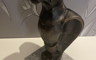 Kotka-patsas kivijalustalla